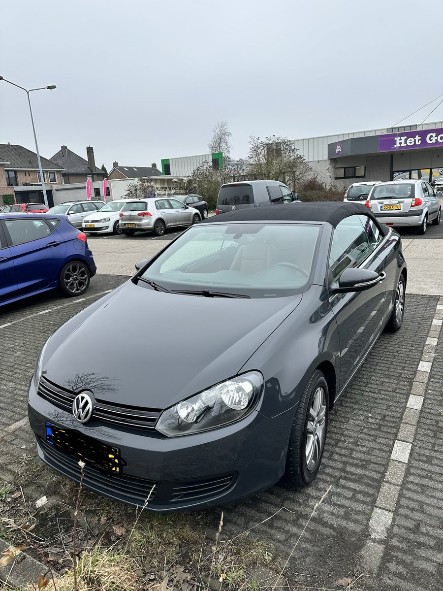 johan05024017's tweet photo. Na een emotioneel afscheid nu super blij met de andere…😍
Vanaf nu mag ik deze bolide besturen…💪
En uiteraard weer een cabrio…💪😍
Laat de zon maar gaan schijnen.. tijd voor het mooie weer…☀️☀️
En op naar veel plezierige kilometers…😅💪
#VW #Golf #toeren #zon ☀️😍 https://t.co/TZatGQT26e