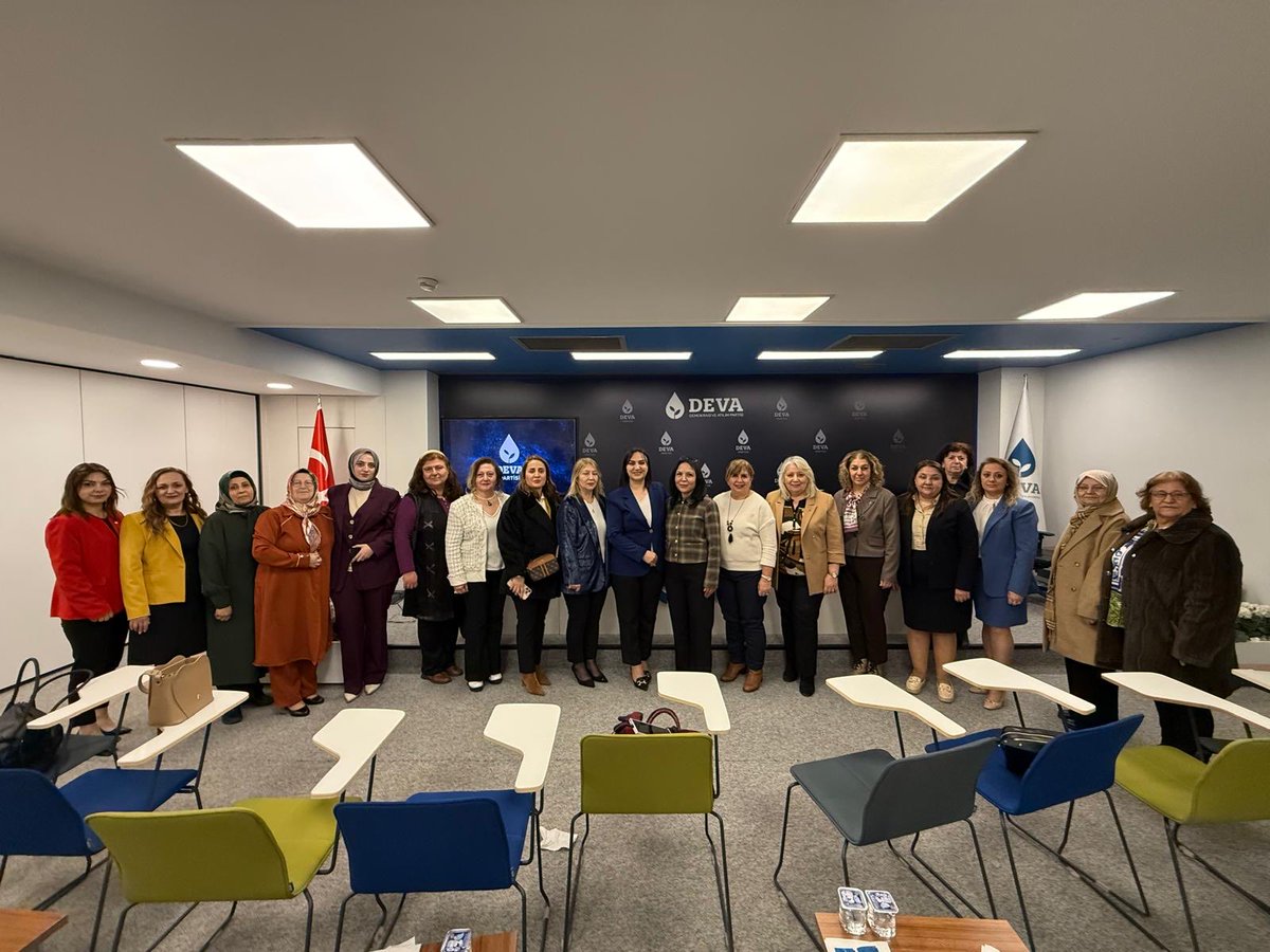 MeralKahrmn's tweet photo. Genel Merkez Kadın Çalışmaları Başkanlığı İstişare Toplantımızı gerçekleştirdik.
#Devaolsun 🍀
@alibabacan
@erginsadullah
@zeynep_sudan https://t.co/E96EU9A1dO