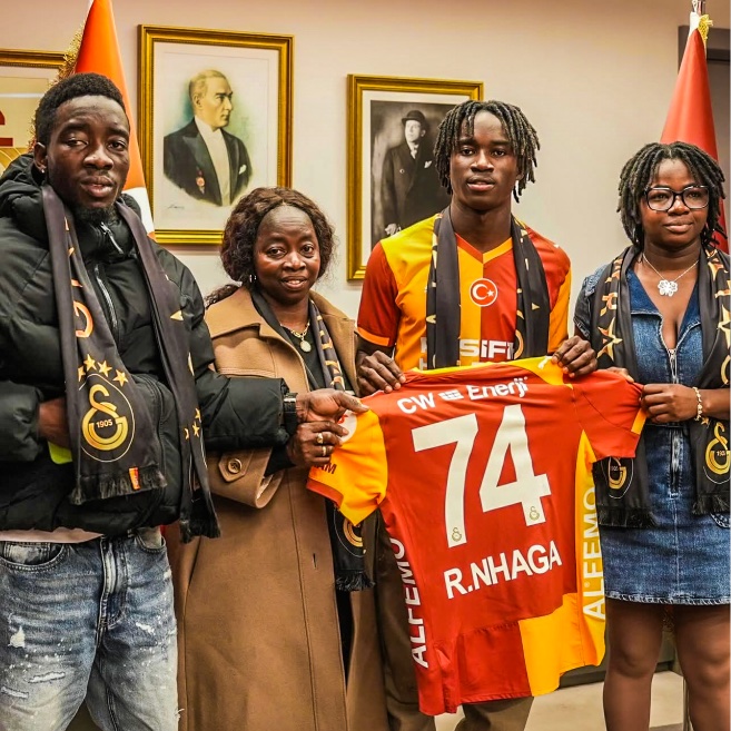 🇬🇼🥹 Renato Nhaga (18) made sure his loved ones were there when he signed for Galatasaray. ❤️💛