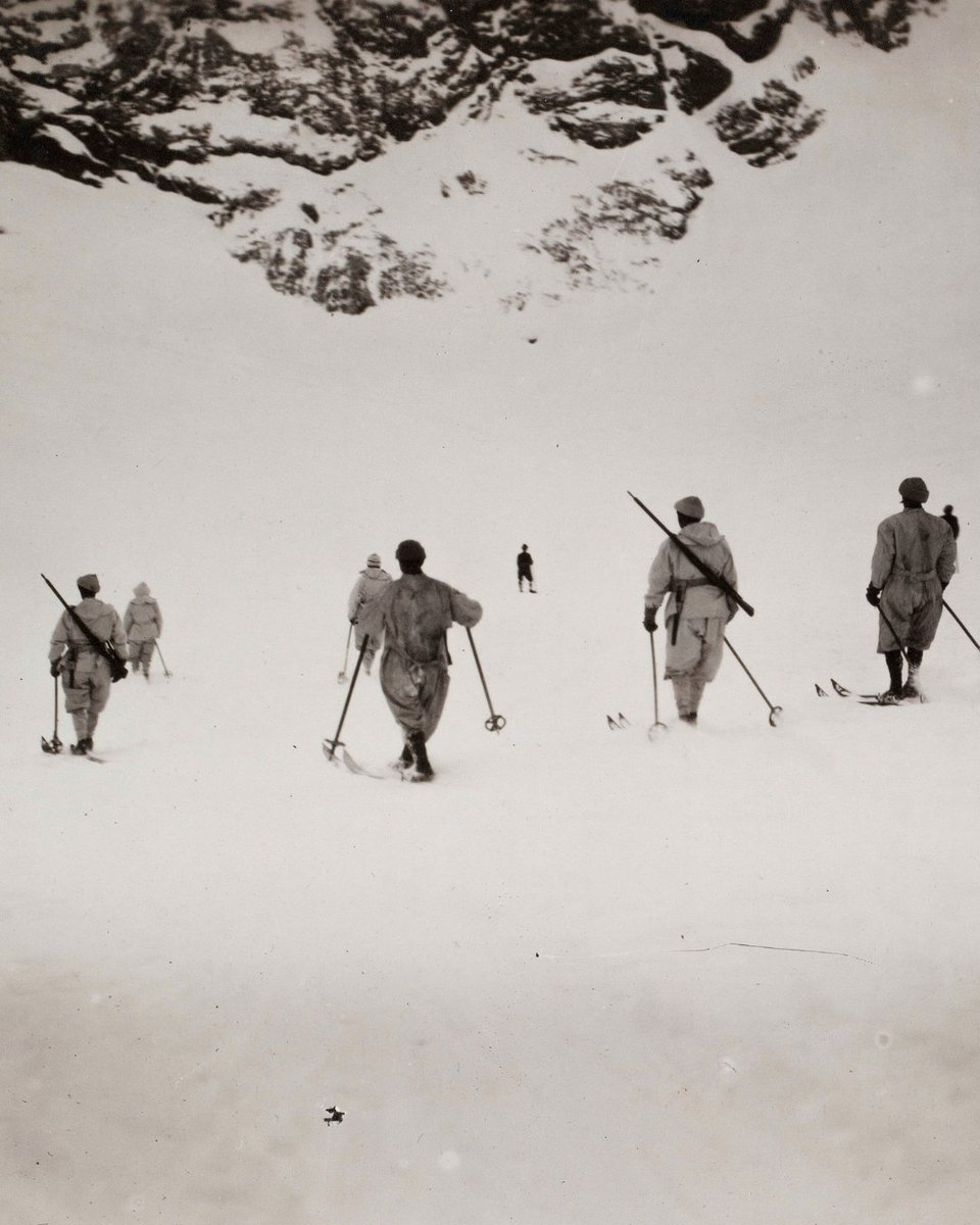 ⛷️[#JO2026] À l’occasion de l’ouverture des Jeux Olympiques d’hiver 2026 à Milan–Cortina découvrez deux clichés des collections photographiques du musée de l’Armée 

#musee #museearmee #armée #JO2026milan #MilanoCortina2026 #JOHiver2026