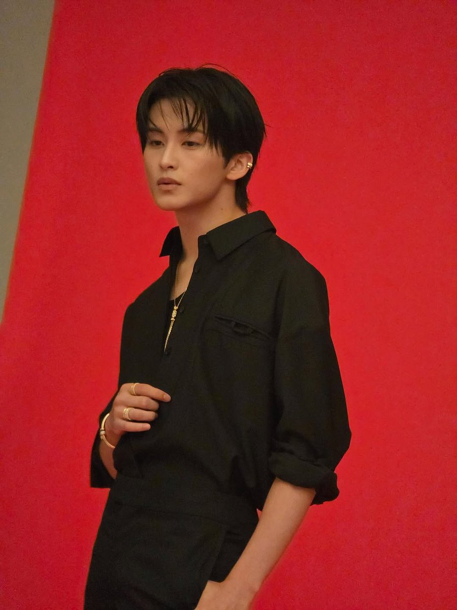 remmarku's tweet image. Strong face, defined features, steady control.