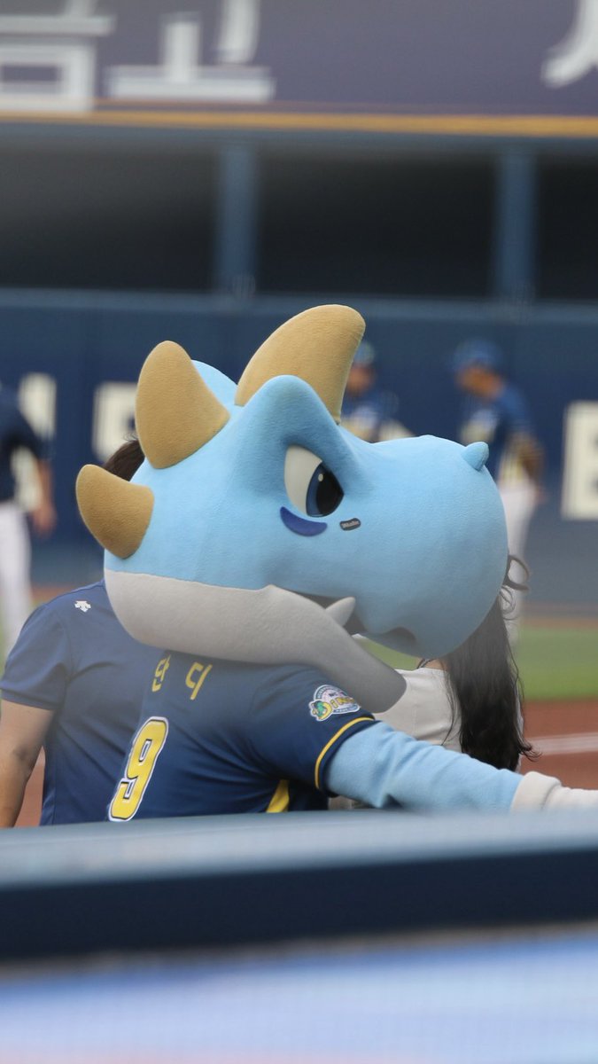 정면에서 보면 콧구멍만 보이는 어떤 공룡 보고싶음 ㅜㅜ