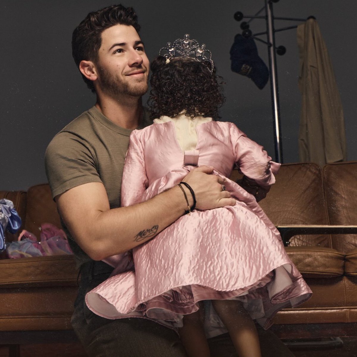 hellojobros's tweet photo. 📸 | Nick Jonas e sua filha Malti Marie juntos na sessão de fotos para o álbum Sunday Best. 🥹💖 https://t.co/T3fAzForjS