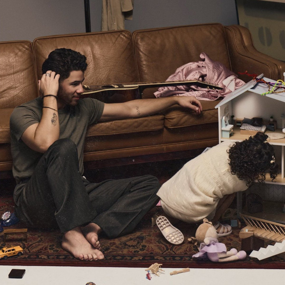 hellojobros's tweet photo. 📸 | Nick Jonas e sua filha Malti Marie juntos na sessão de fotos para o álbum Sunday Best. 🥹💖 https://t.co/T3fAzForjS