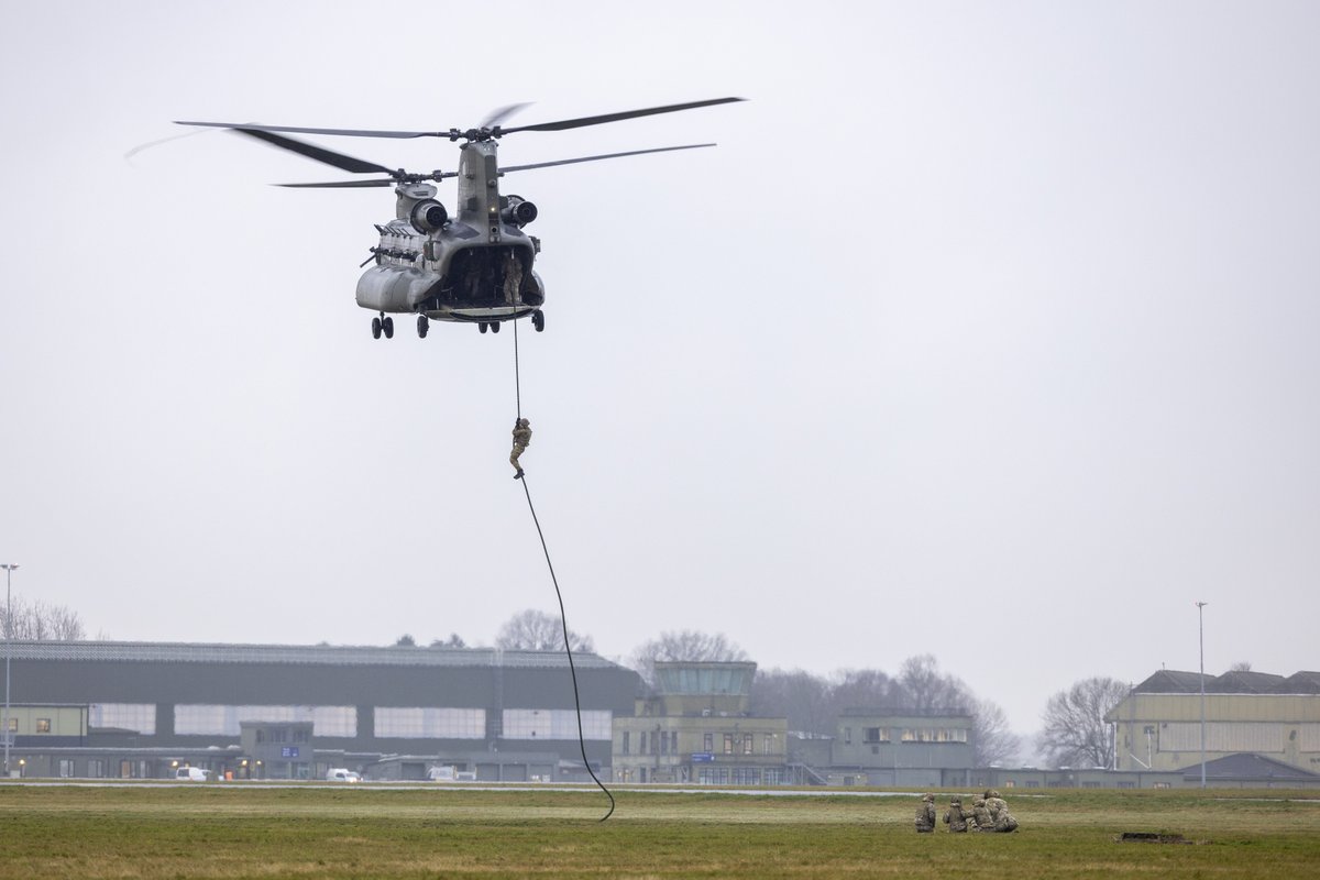 RAF_Odiham's tweet photo. 🚁 The Chinook Force is supporting Exercise Hyperion Storm, enhancing readiness and interoperability with @NATO partners.

Chinook crews and engineers are delivering vital lift capability in demanding conditions.

CAPABLE. TRUSTED. READY.

#RAFOdiham #ChinookForce #NATO https://t.co/LFFBjom6gb