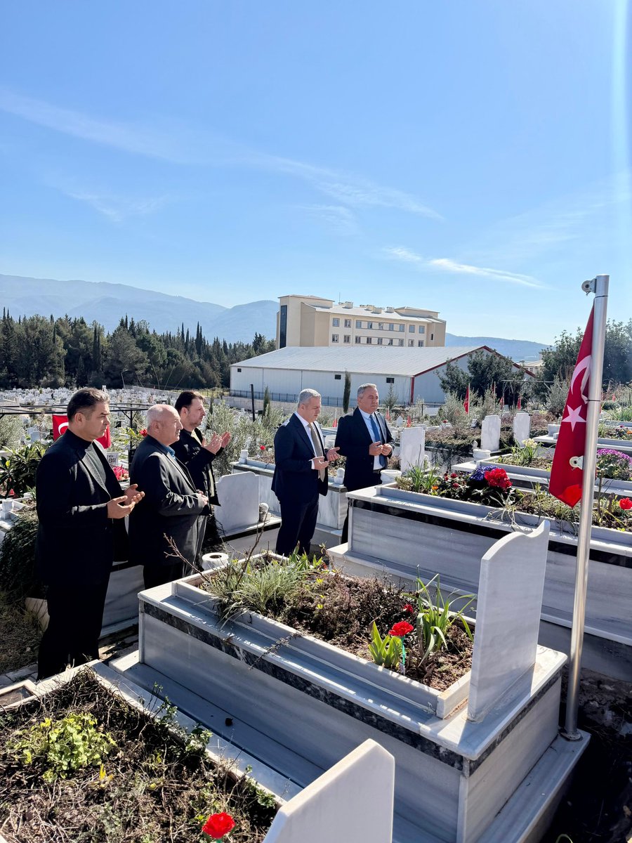 FatihDEMRKOL's tweet photo. Osmaniye İl Başkanımız Serat Kılıç, Kadirli İlçe Başkanımız ve başkan yardımcılarımızla birlikte;
6 Şubat’ta Osmaniye’de yitirdiğimiz canlarımızı rahmetle, özlemle andık. Mezarlıkta ettiğimiz her dua, unutmadığımızın, unutturmayacağımızın sözüdür.
Akabinde Cevdetiye beldemizi ve Kadirli ilçe teşkilatımızı ziyaret ettik. Aynı acının içinden geçen yüreklerle omuz omuza verdik.
Kaybettiklerimize sözümüz var: Unutmayacağız, unutturmayacağız.
#deprem @iyiosmaniye