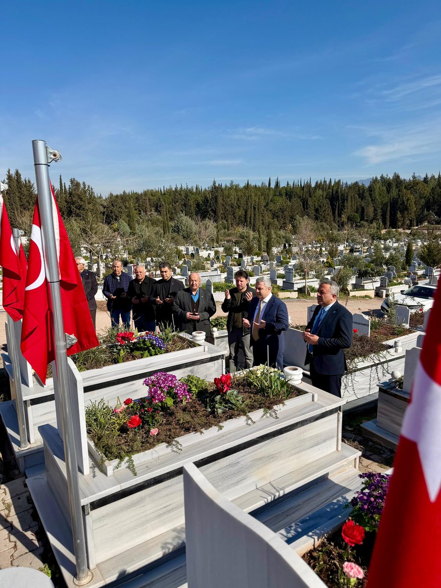FatihDEMRKOL's tweet photo. Osmaniye İl Başkanımız Serat Kılıç, Kadirli İlçe Başkanımız ve başkan yardımcılarımızla birlikte;
6 Şubat’ta Osmaniye’de yitirdiğimiz canlarımızı rahmetle, özlemle andık. Mezarlıkta ettiğimiz her dua, unutmadığımızın, unutturmayacağımızın sözüdür.
Akabinde Cevdetiye beldemizi ve Kadirli ilçe teşkilatımızı ziyaret ettik. Aynı acının içinden geçen yüreklerle omuz omuza verdik.
Kaybettiklerimize sözümüz var: Unutmayacağız, unutturmayacağız.
#deprem @iyiosmaniye
