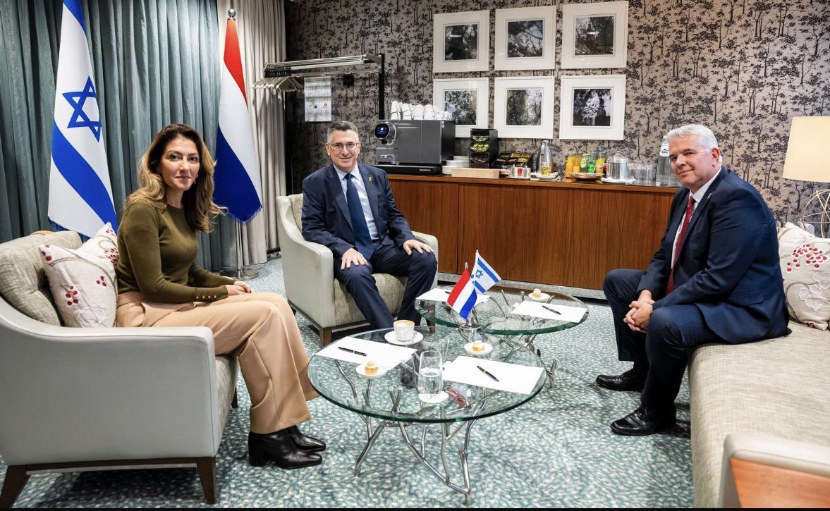 - Tunceli Alevisi
- Sünniliğe ve İslam’a düşman 
- İsrail uşağı
- Türkiye’den nefret ediyor
- CHP’ye sempatisi var

Dilan Yeşilgöz Hollanda Savunma Bakanı olmayacak da ben mi olacağım