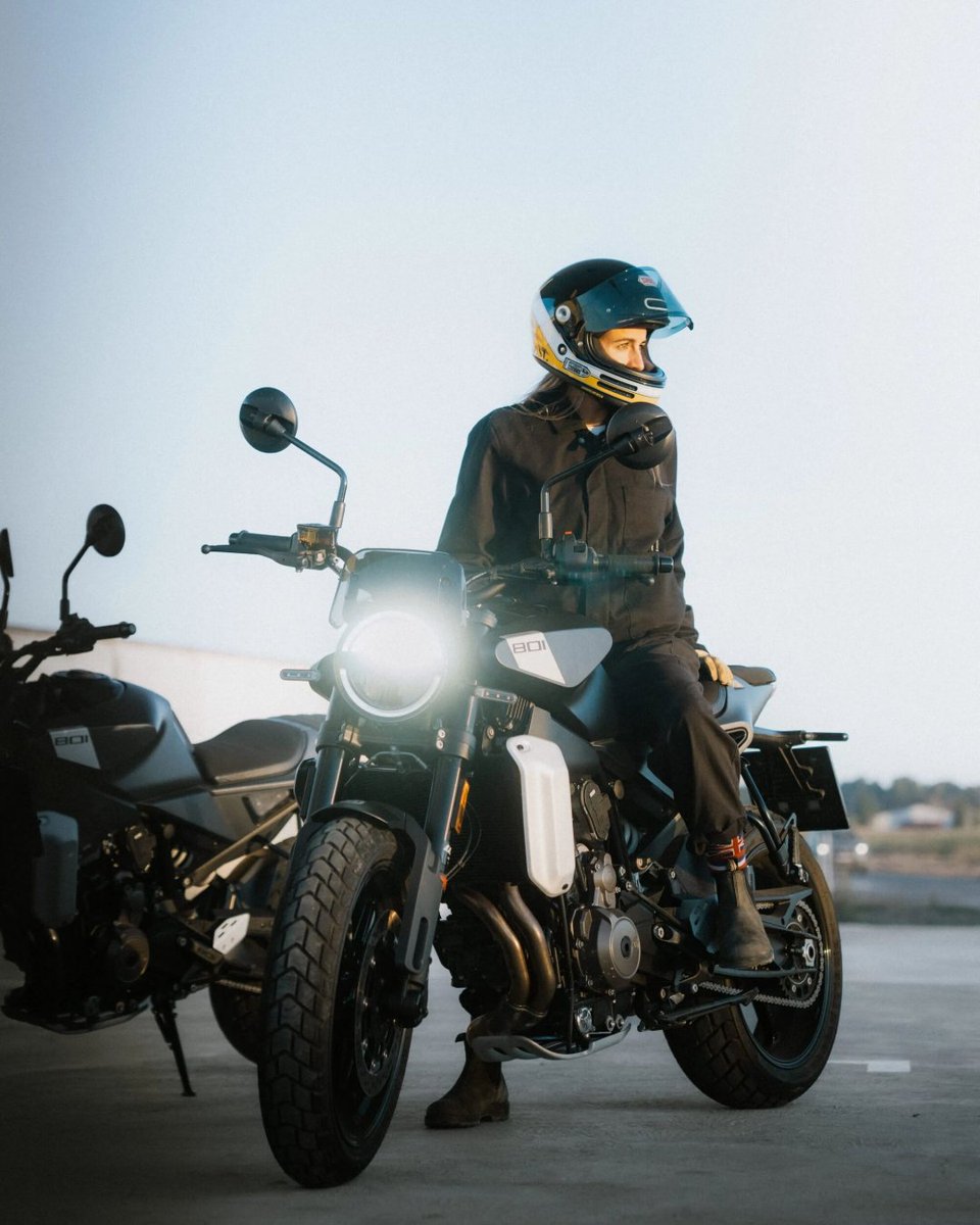 Morning light, open spaces and the Svartpilen 801 - where style meets the freedom to roam.

Now available for £6,999. brnw.ch/21wZITu

#Husqvarna #RideHusqvarna #GoRide #Naked #Svartpilen801