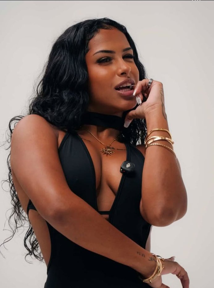 essa mulher eh tão linda que parece ser de mentira vei