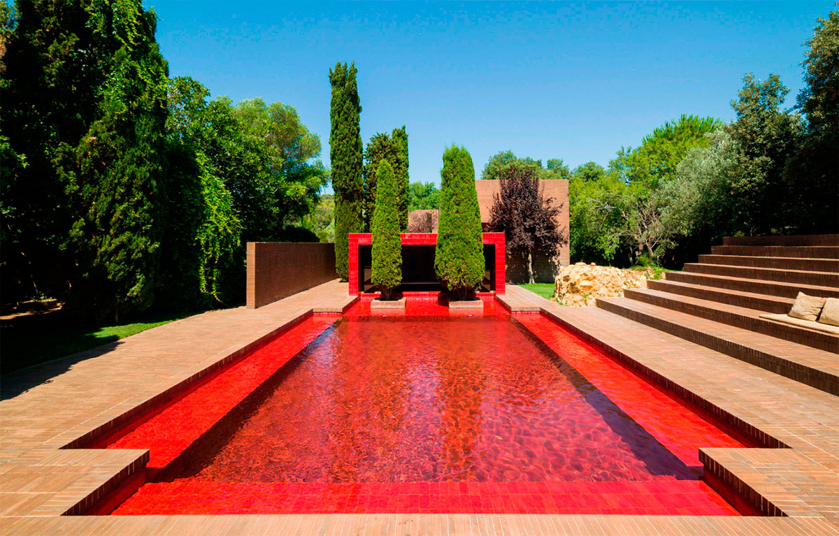 BongOfAchilles's tweet photo. @lollypeezle The red pool eats tbh. Rest easy, Ricardo Bofill. https://t.co/d85i3FeFC5
