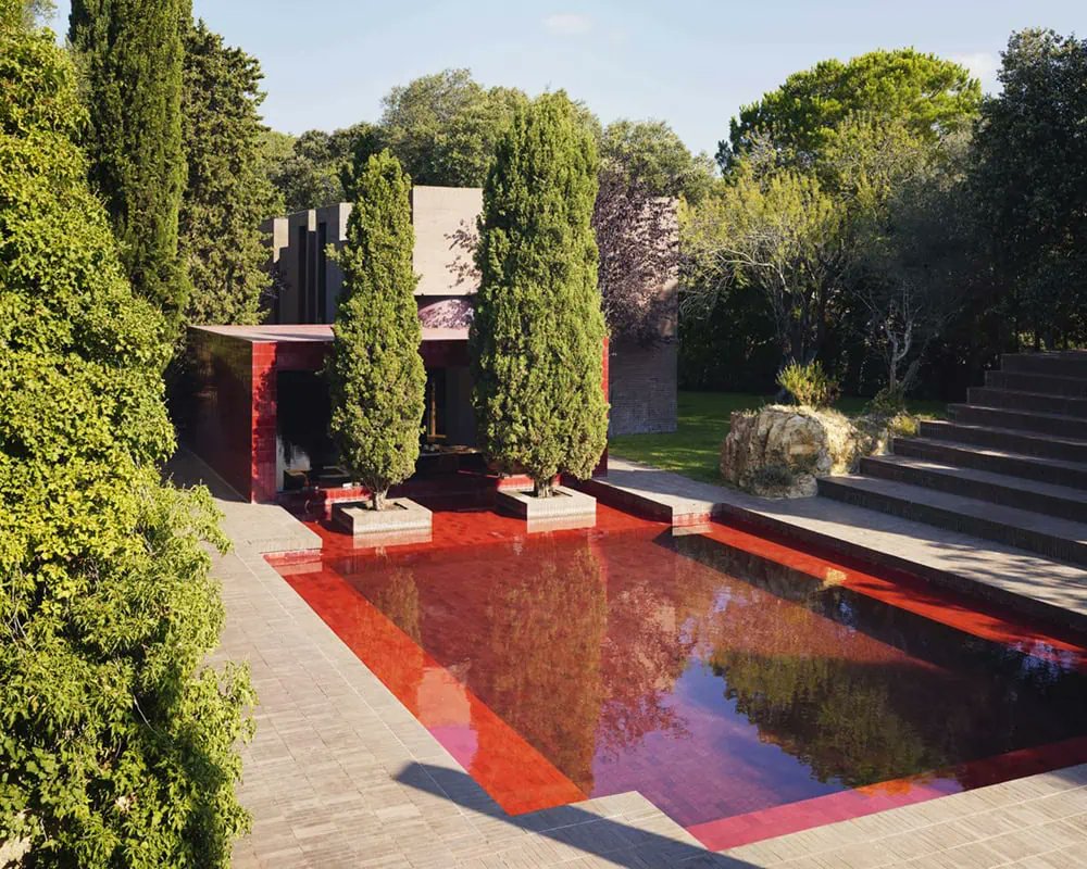 BongOfAchilles's tweet photo. @lollypeezle The red pool eats tbh. Rest easy, Ricardo Bofill. https://t.co/d85i3FeFC5