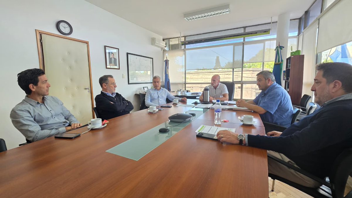 aleecharren's tweet photo. Nos reunimos con autoridades de Camuzzi para avanzar en el plan de inversión en obras de gas 2026 🔥

Más infraestructura, más desarrollo y más calidad de vida para nuestra gente 💪

Estas obras van a permitir que 2.888 familias rionegrinas accedan a un servicio esencial. https://t.co/81mOVO9lbL