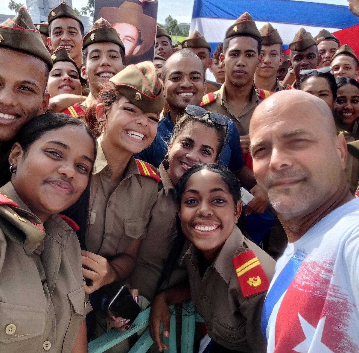 iEn el 94 aniversario de su natalicio, su ejemplo perdura!. #CamiloVive #Cuba #CDRCuba #CamiloCienfuegos