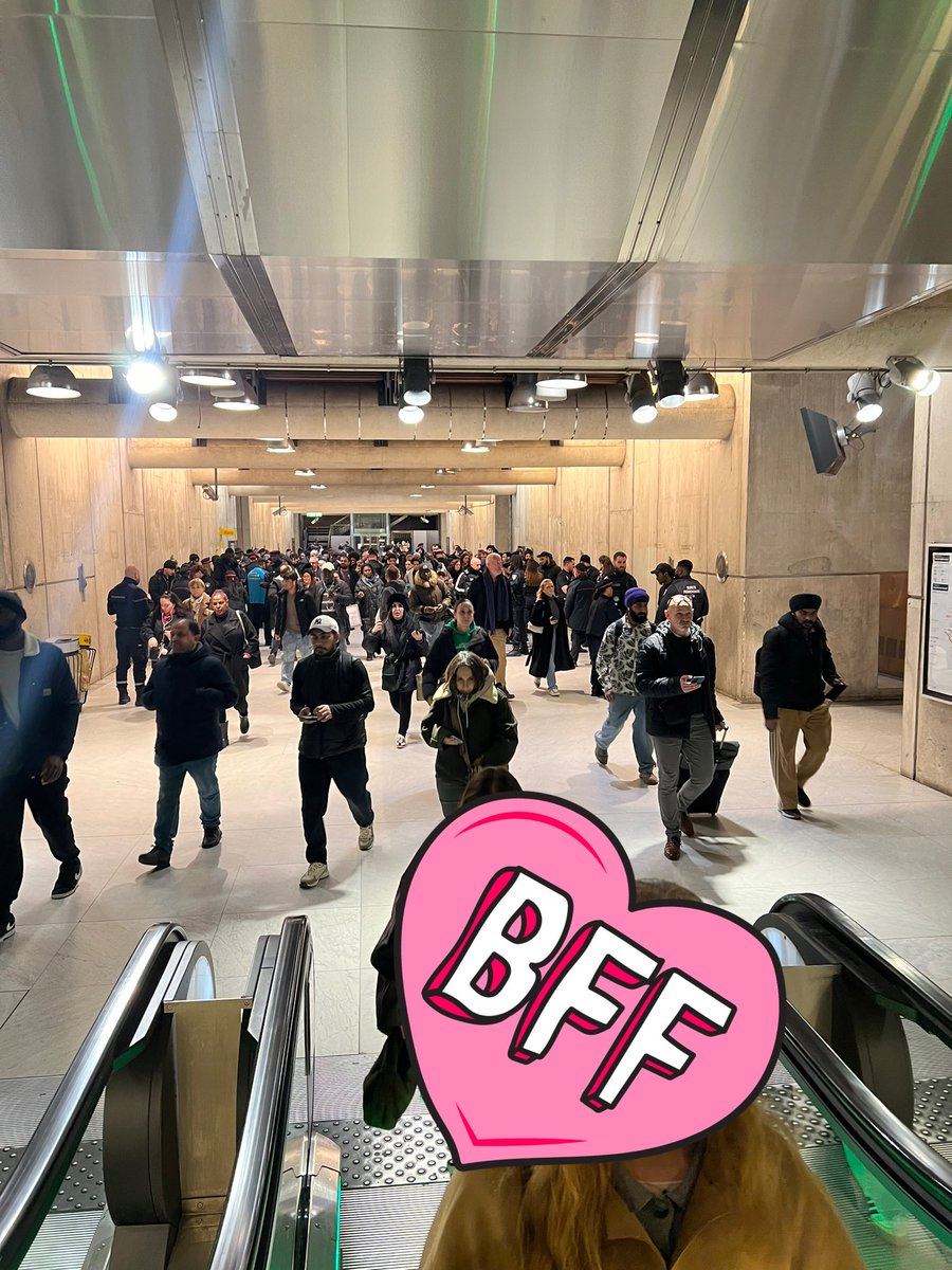 PardonEternel91's tweet photo. Contrôleurs Gare du Nord au nv du RER E #controleurs #GareDuNord #RERE #controleur https://t.co/PXZjRJqhxC