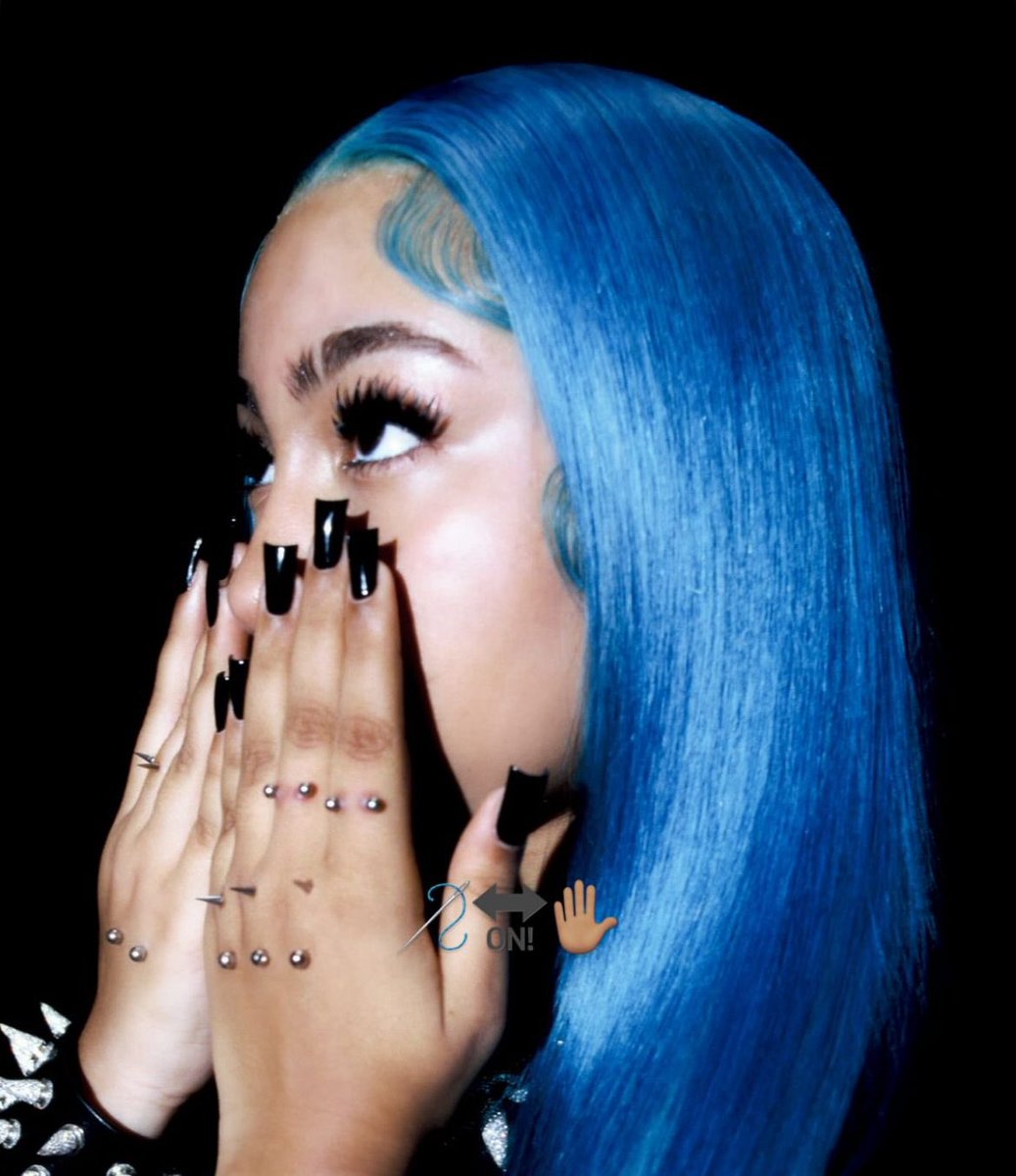 QGdoPOP's tweet image. North West, filha de Kanye West e Kim Kardashian, colocou mais de 5 PIERCINGS nas mãos.