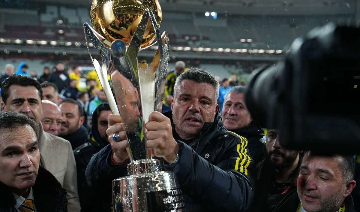 Saran yönetimi geldiğinden beri FB taraftarı ne istediyse tersini yaptı, hepsinde de başarılı oldu.
“Hocayı kov” dediler kovmadı, Tedesco fanclub kuruldu.
“Guendouzi’ye 30 verilmez” dediler kupa geldi.
“Musaba Ali Koç transferi dediler.
Hala fikir yazan zirzoplar var, trajikomik.