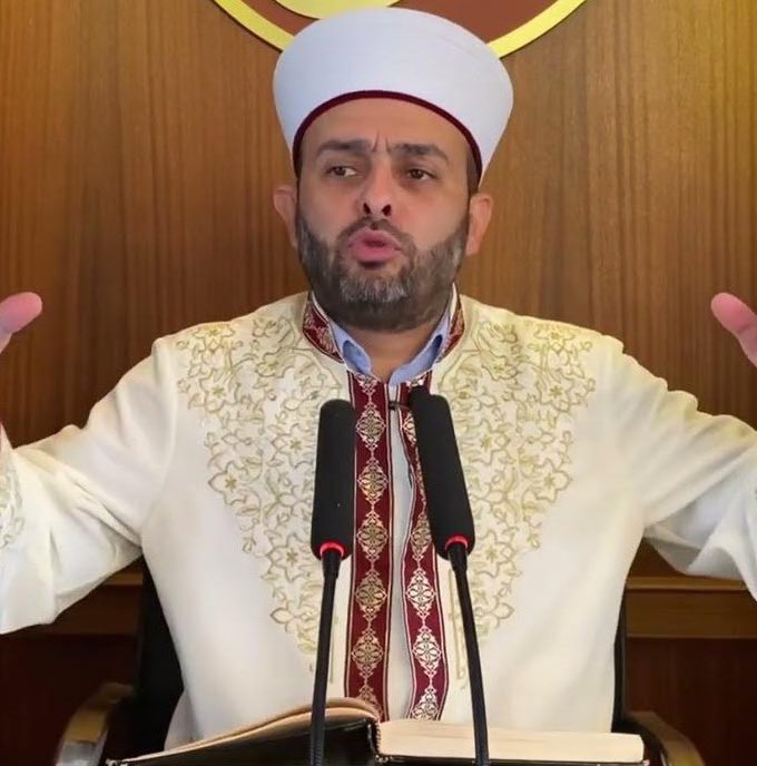 Nasuh Mahruki: (Sözde imam Halil Konakçı hakkında) 

“Bu bir din adamı değil profesyonel bir ajan provokatör. Devletle ilişiğinin derhal kesilmesi gerekir.”