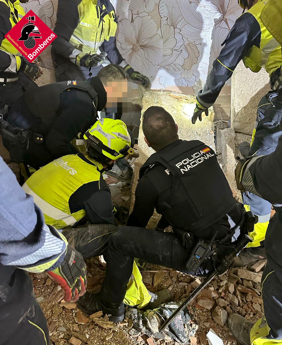 jupol_alicante's tweet photo. 🔴 Dos #Policías rescatan a un matrimonio de #Elda que se encontraba bajo los escombros tras derrumbarse su casa.

👮‍♂️👮‍♂️Fueron los primeros en acudir, localizar y comenzar a desenterrarlos hasta la llegada de los Bomberos.

🏅🏅SOIS MUY GRANDES COMPAÑEROS👏🏻
https://t.co/6CQu6HyCaO https://t.co/fjeveMuZl7