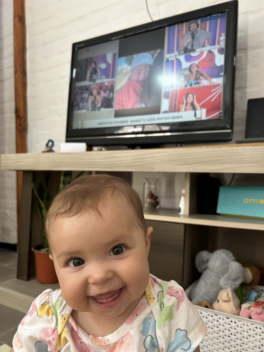 AguusFCh's tweet photo. Maitena mirando #patriaybebes 💖🇺🇾 https://t.co/diXN6d5rpb