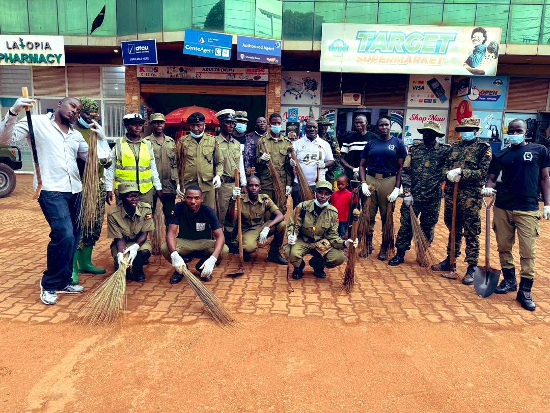 GenWamala's tweet photo. Happy Tarehe Sita.

As we commemorate this important day, I joined our joint forces in community cleaning, living the values of service, discipline, and patriotism.

Service to the people remains the true strength of our forces.

#TareheSita45 https://t.co/eXaVCMoEbZ