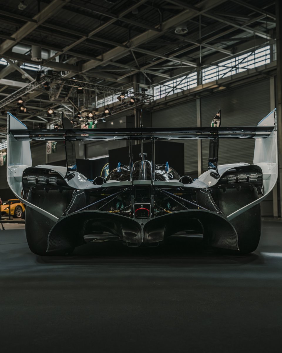 astonmartin's tweet photo. The first Valkyrie LM, unveiled to the world at last month's Retromobile in Paris.

What do you think of this spec?

#AstonMartin #ValkyrieLM #IMPOSSIBLEDRIVEN https://t.co/WINVeslrfD
