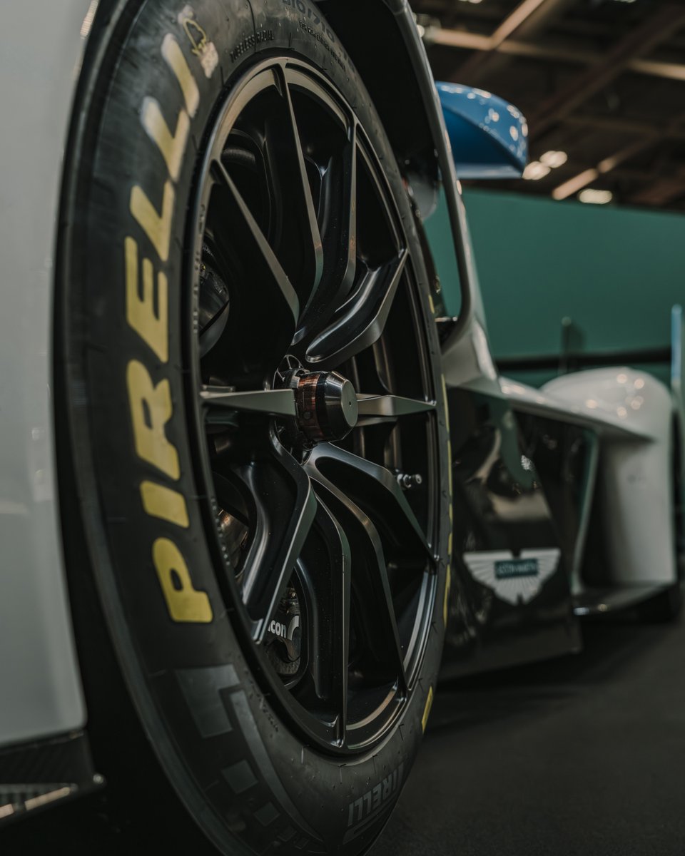 astonmartin's tweet photo. The first Valkyrie LM, unveiled to the world at last month's Retromobile in Paris.

What do you think of this spec?

#AstonMartin #ValkyrieLM #IMPOSSIBLEDRIVEN https://t.co/WINVeslrfD