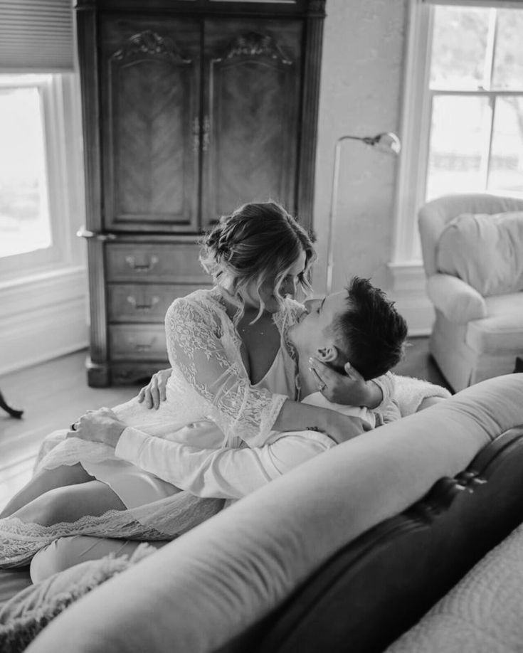 Prince40a's tweet image. أريدكِ أنثى
تزيل من رأسي تاريخ النساء
تزورني كل مساء
تطفئ من حضورها الأضواء
أريدكِ أنثى
كالبحر في حالة هيجان
كالمد والجزر تأتيان
أحلم بضحكتكِ
أتمني حضنكِ
أموت لأجلكِ كالشهداء
أريدكِ أنثى واحدة
لا مجموعة نساء