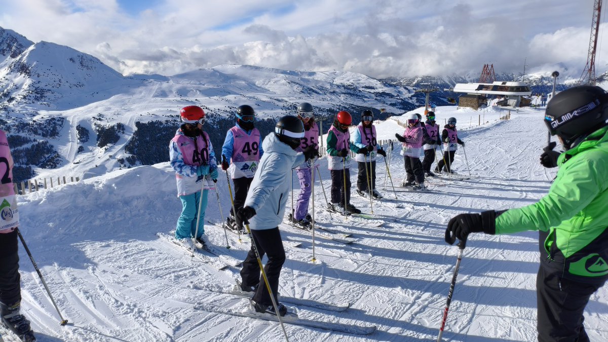 ColeViajero's tweet photo. Y ponemos fin a una gran semana de esquí. Hoy disfrutamos de muy buen tiempo y de una nieve excepcional. Inmejorables condiciones para terminar.
#Andorra26RA https://t.co/38LbavWJaC