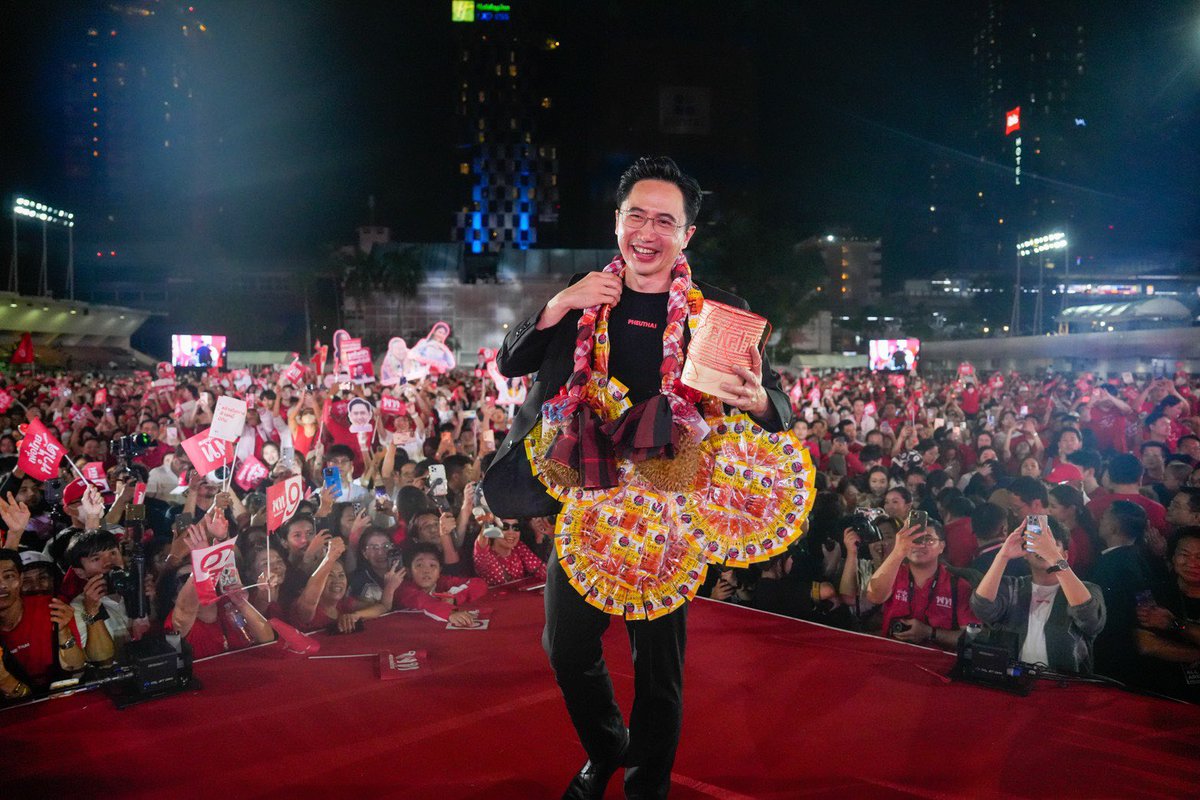 YodchananW's tweet image. กระติ๊บ ความหวัง และพลังหัวใจสีแดง 

ตลอดเส้นทางบนเวทีแห่งความหวังทั่วประเทศ สิ่งที่ผมได้รับไม่ใช่แค่เสียงเชียร์ แต่คือ “รอยยิ้มและคราบน้ำตา” ที่มีค่าที่สุดครับ วันนี้ ที่สนามเทพหัสดิน ก็เช่นกัน

ผมยังจำสายตาของคุณยายที่เดินเข้ามาหาแล้วบอกว่า “ทำให้ได้นะลูก”…