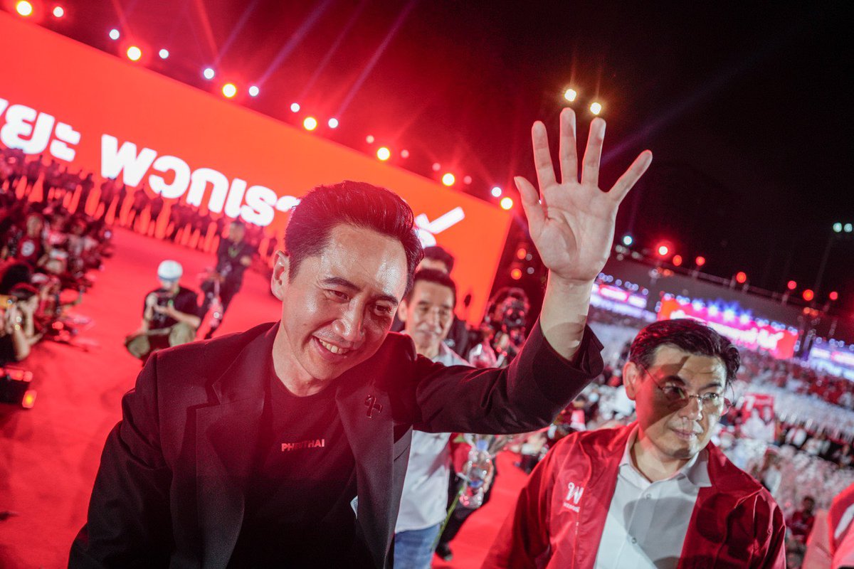 YodchananW's tweet image. กระติ๊บ ความหวัง และพลังหัวใจสีแดง 

ตลอดเส้นทางบนเวทีแห่งความหวังทั่วประเทศ สิ่งที่ผมได้รับไม่ใช่แค่เสียงเชียร์ แต่คือ “รอยยิ้มและคราบน้ำตา” ที่มีค่าที่สุดครับ วันนี้ ที่สนามเทพหัสดิน ก็เช่นกัน

ผมยังจำสายตาของคุณยายที่เดินเข้ามาหาแล้วบอกว่า “ทำให้ได้นะลูก”…