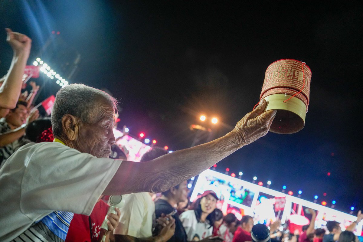 YodchananW's tweet image. กระติ๊บ ความหวัง และพลังหัวใจสีแดง 

ตลอดเส้นทางบนเวทีแห่งความหวังทั่วประเทศ สิ่งที่ผมได้รับไม่ใช่แค่เสียงเชียร์ แต่คือ “รอยยิ้มและคราบน้ำตา” ที่มีค่าที่สุดครับ วันนี้ ที่สนามเทพหัสดิน ก็เช่นกัน

ผมยังจำสายตาของคุณยายที่เดินเข้ามาหาแล้วบอกว่า “ทำให้ได้นะลูก”…