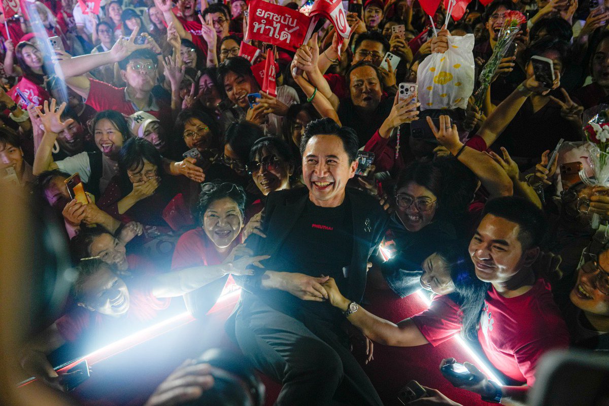 YodchananW's tweet image. กระติ๊บ ความหวัง และพลังหัวใจสีแดง 

ตลอดเส้นทางบนเวทีแห่งความหวังทั่วประเทศ สิ่งที่ผมได้รับไม่ใช่แค่เสียงเชียร์ แต่คือ “รอยยิ้มและคราบน้ำตา” ที่มีค่าที่สุดครับ วันนี้ ที่สนามเทพหัสดิน ก็เช่นกัน

ผมยังจำสายตาของคุณยายที่เดินเข้ามาหาแล้วบอกว่า “ทำให้ได้นะลูก”…