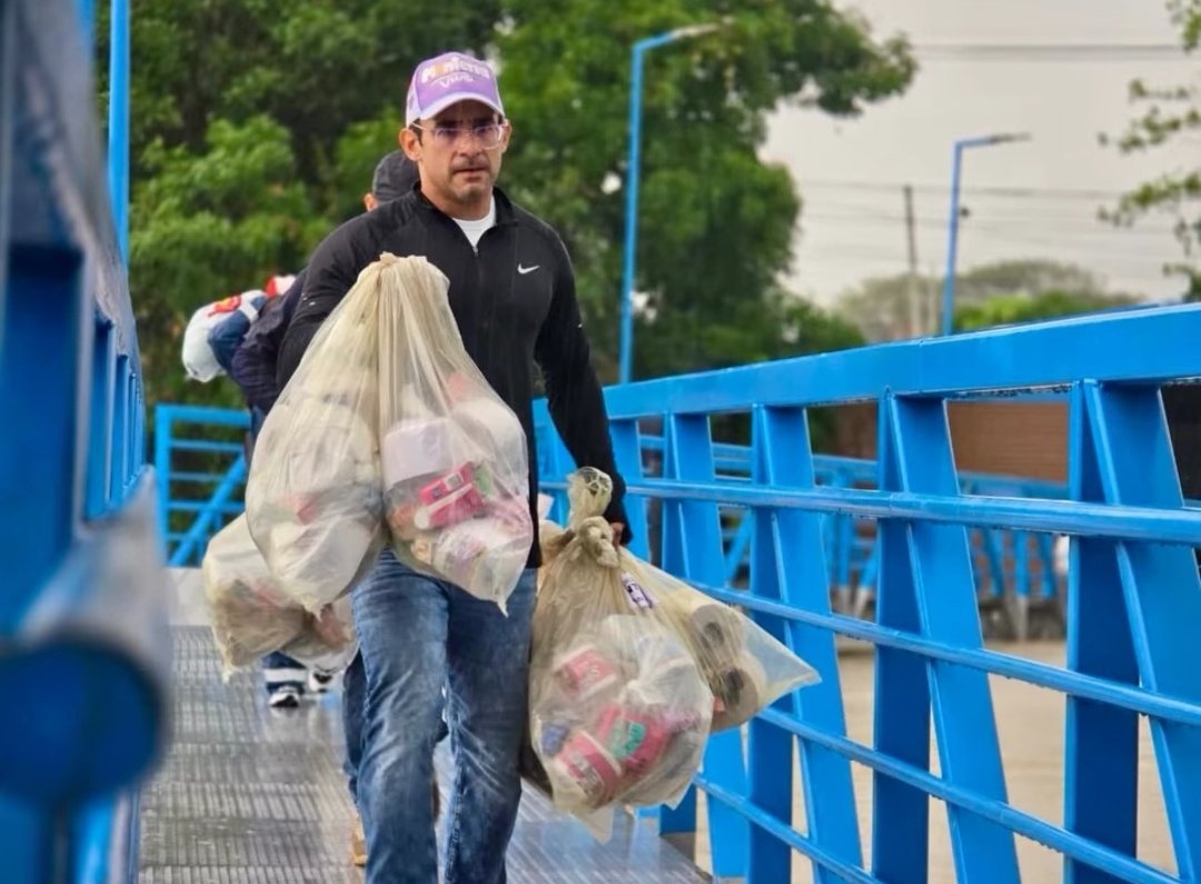 edogomez78's tweet photo. Mis respetos a este man, no ha parado un momento, está alerta y atento a todo lo que la población necesite

El del bate de aluminio compa @kerguelenhugo 

Aquí no hay otra cosa si no SALIR JUNTOS ADELANTE de esto https://t.co/DZG52Q0m7K