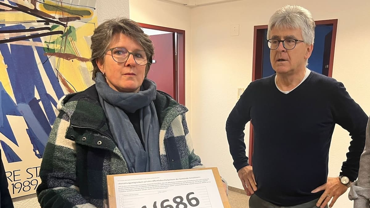 Blickch's tweet photo. Zur Entgleisung kam es bei der Übergabe der Petition für den Erhalt von Parkuhren. Gemeindepräsident Marcus Beer hat nun sogar Strafanzeige eingereicht. Gegenüber Blick beklagt er sich über seine selbstsüchtige, ältere Generation. Die Petitionäre sind... https://t.co/a0jZDtZXG3 https://t.co/JpfXKXeRib