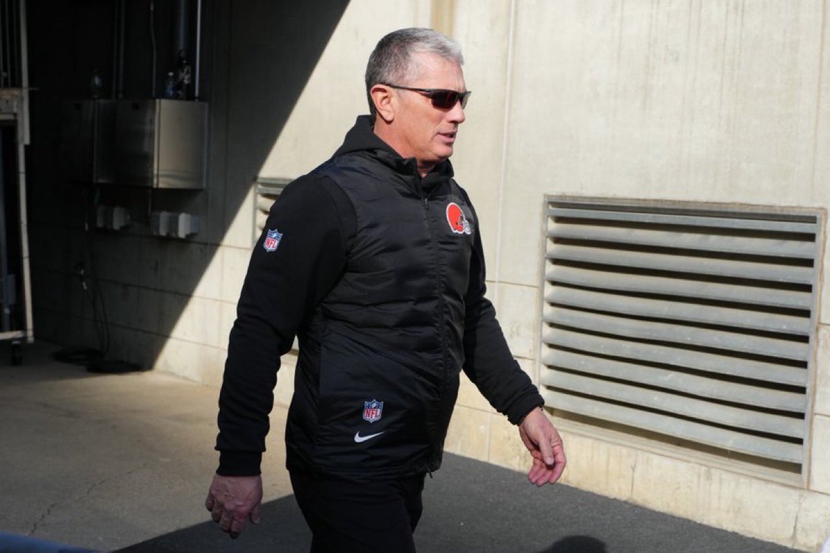 ESPNCleveland's tweet photo. Jim Schwartz is walking away as Browns DC, per @RapSheet. 

The Browns will need to hire a new DC. https://t.co/dpaVOQhnxn