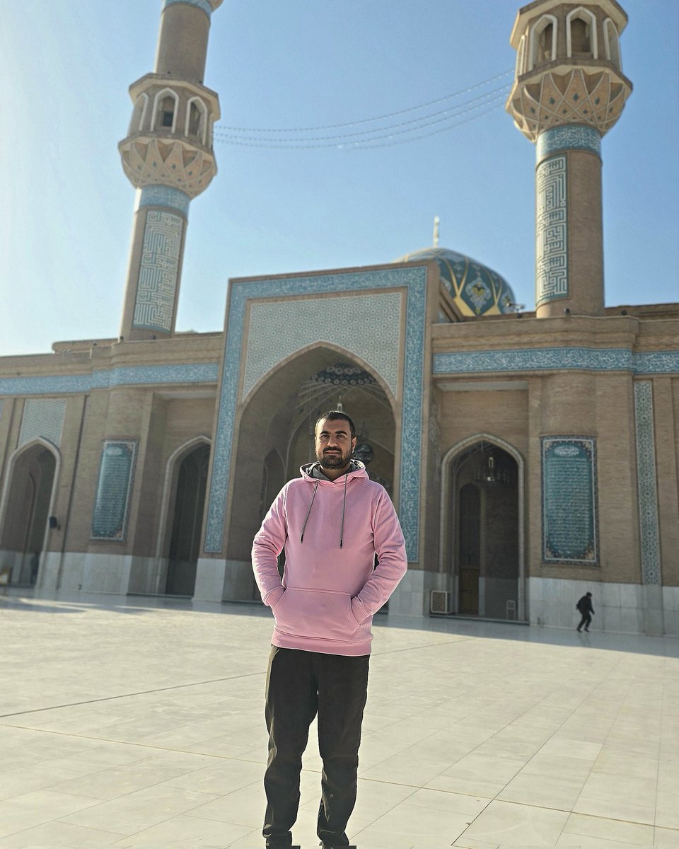 alirezayounesi's tweet photo. ‌
او می‌آید؛
اما پیش از آمدنش
زمین
از آزمون عبور می‌کند.
‌
پیش از آن‌که قدم بگذارد،
دل‌ها غربال می‌شوند،
باورها
در آتشِ امتحان خالص می‌گردند،
و نقاب‌ها
پیش از سپیده
خود فرو می‌ریزند.
‌
او می‌آید
تا پایانِ ظلم و ستم را
امضا کند،
و حق
پس از قرن‌ها
بی‌تعارف حاکم شود.
‌ https://t.co/HzGA2sibSp
