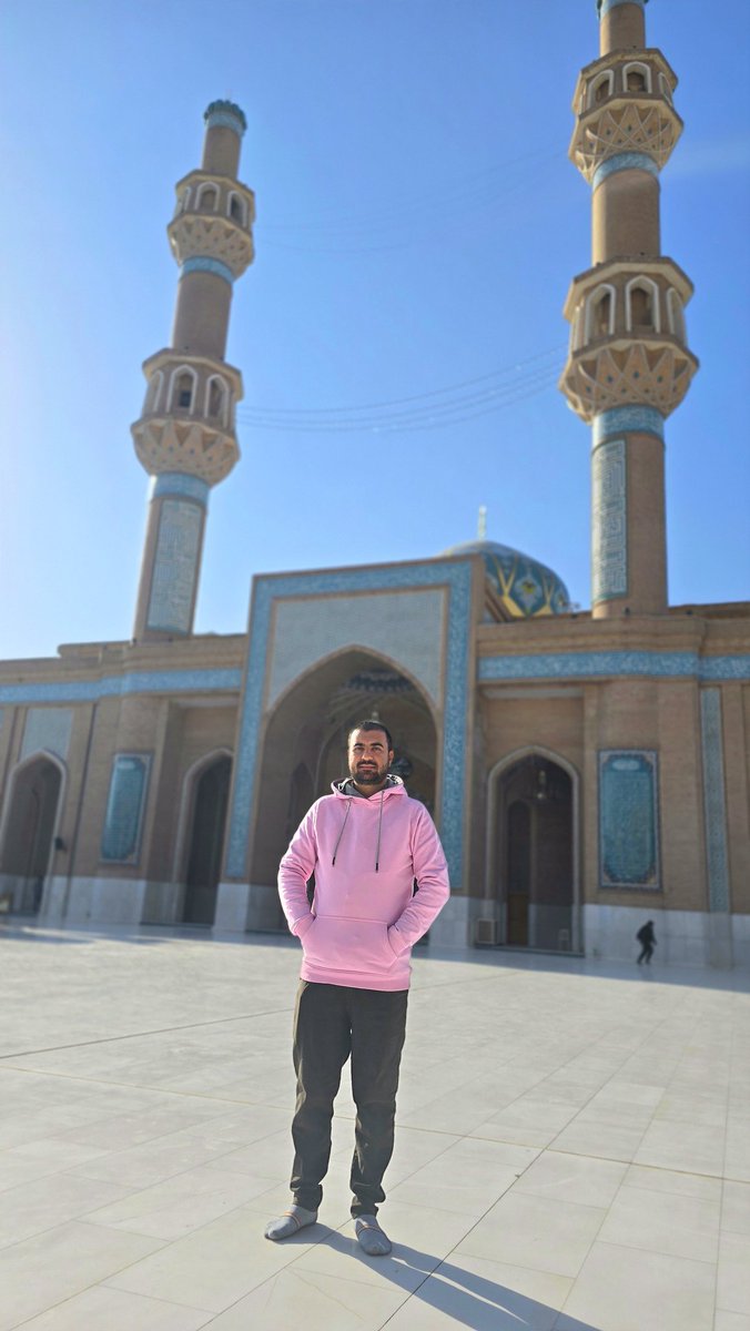 alirezayounesi's tweet photo. ‌
او می‌آید؛
اما پیش از آمدنش
زمین
از آزمون عبور می‌کند.
‌
پیش از آن‌که قدم بگذارد،
دل‌ها غربال می‌شوند،
باورها
در آتشِ امتحان خالص می‌گردند،
و نقاب‌ها
پیش از سپیده
خود فرو می‌ریزند.
‌
او می‌آید
تا پایانِ ظلم و ستم را
امضا کند،
و حق
پس از قرن‌ها
بی‌تعارف حاکم شود.
‌ https://t.co/HzGA2sibSp