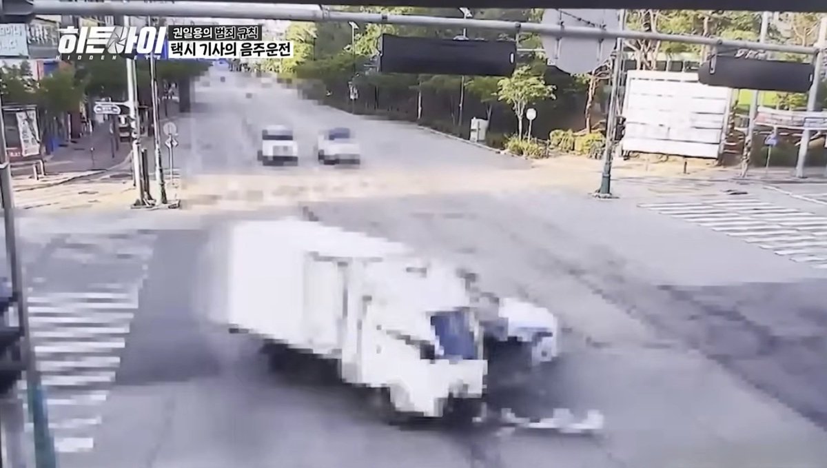 20대 택시기사가 여자친구, 택시회사선배와 아침까지 술먹고 음주운전으로 온갖 교통위반(어린이 보호구역도 전력질주)을 일삼으며 선배를 집에 내려주려다 또 다시 술먹자는 지인의 연락을 받고 차를 돌려 술자리로 가던 중 신호위반으로 택배차량과 충돌

이 사고로 8살, 10살 아이를 둔 택배기사는