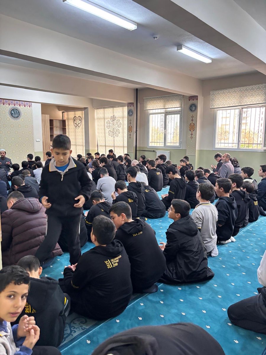 Adana İmam hatipliler Derneği ADİM-DER hanım komisyonumuz ve okul aile birliği komisyonumuz 6 Şubat 2023 depreminde hayatını kaybeden vatandaşlarımız için Selahaddin Eyyübi İmam Hatip Ortaokulu’nda Yasin-i Şerif okutarak lokum ve helva ikramında bulundu. Rabbim kabul eylesin.