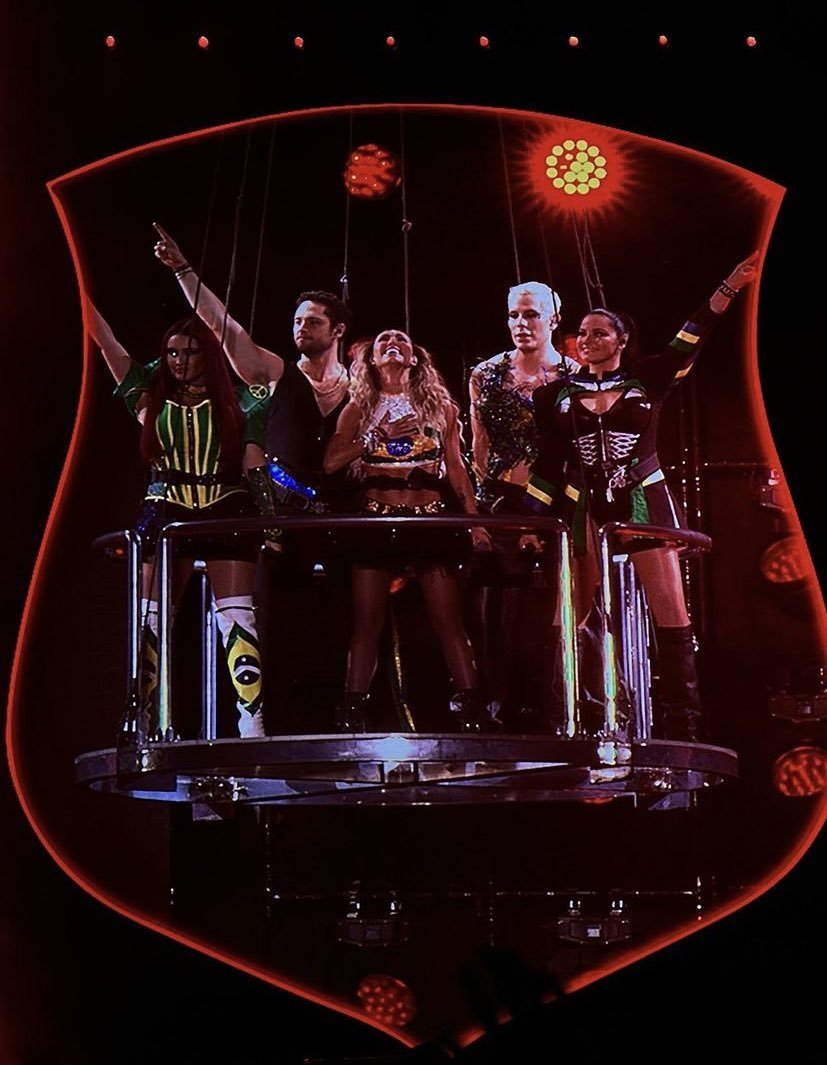 tracklist's tweet image. FÃ IGUAL A GENTE! Milena conta como foi a experiência de ir para o show do RBD:

“Todo mundo ficou sem saber se a Anahí ia estar ou não, porque ela passou mal. No último show eles não lançaram nenhuma nota oficial. Aquele chão tremeu, mas tremeu mesmo quando eles pensaram que não…