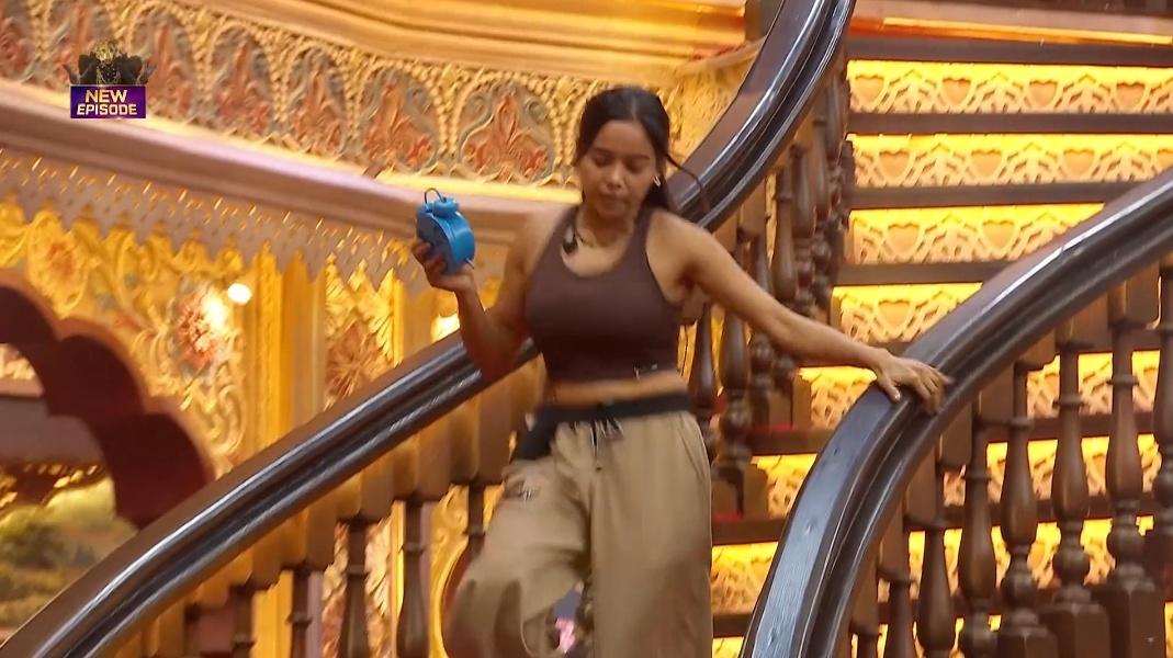WeTheThinkers's tweet photo. #ManishaRani is on Sherni mode🐅

Just a few minutes and she not only found her own watch but also tracked down one for Shrutika multi-tasking level- expert😎

Honestly, that’s the kind of energy where "task impossible" doesn’t exist.

She clearly doesn’t waste a second. 

#The50  #The50Show