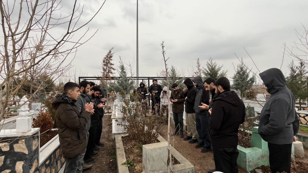HurGenclikBglr's tweet photo. 6 Şubat depreminin yıl dönümünde, Adıyaman’da depremde vefat eden Adıyaman HÜDA-PAR İl Gençlik Kolları Başkanı Hüseyin Bayram’ın kabrini ziyaret ettik.
Rabbimizden kendisine rahmet, ailesine ve sevenlerine sabır diliyoruz.
#6Şubat #Unutmadık https://t.co/ecnP7hwhy7
