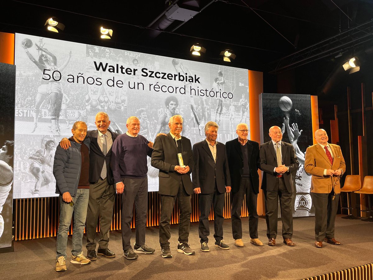 jluisllorente's tweet image. HISTORIA.                                 50 años de los 65 puntos de Walter Szczerbiak: Gran jugador y  bellísima persona. En la foto, maestros y amigos que me condujeron a caminar recto en la vida. V. Ramos, J. Corbalán, L. Sainz, C. Cabrera, Walter, W. Brabender, Cristóbal R.