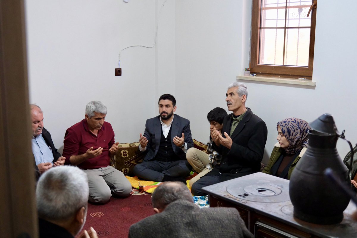 📍Adıyaman | Besni - Kutluca Köyü

Sızısı dinmeyen yaralarımızı dualarla sardığımız bir akşam...

Adıyaman’da aynı kederin içinden geçip aynı umuda sarıldığımız bir ailemizin sofrasına misafir olduk.
Bu sofradan sadece hatıralarla değil, yarınlara olan inancımızı tazeleyerek