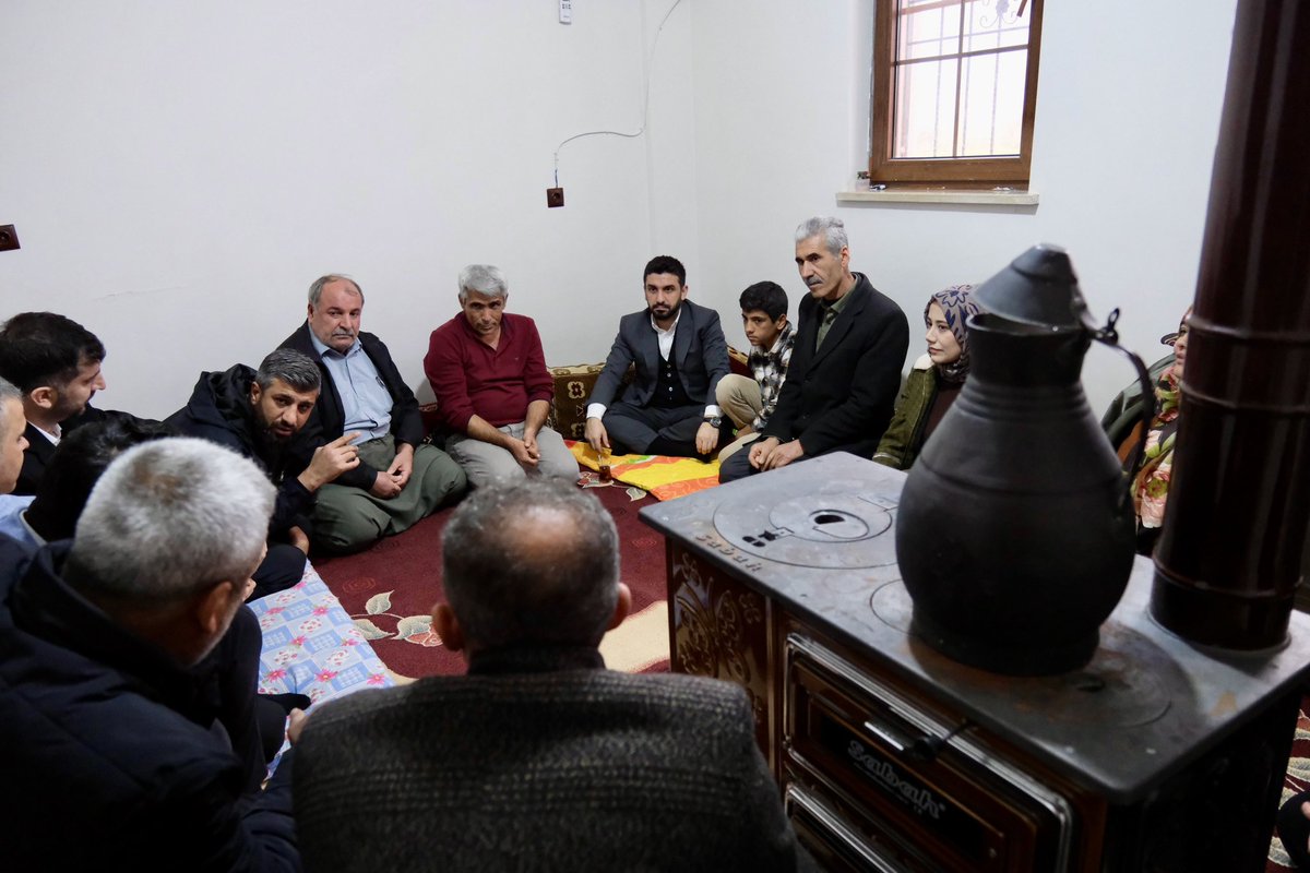 ibrahim_besinci's tweet photo. 📍Adıyaman | Besni - Kutluca Köyü

Sızısı dinmeyen yaralarımızı dualarla sardığımız bir akşam...

Adıyaman’da aynı kederin içinden geçip aynı umuda sarıldığımız bir ailemizin sofrasına misafir olduk.
Bu sofradan sadece hatıralarla değil, yarınlara olan inancımızı tazeleyerek kalkıyoruz.

#6subat2023