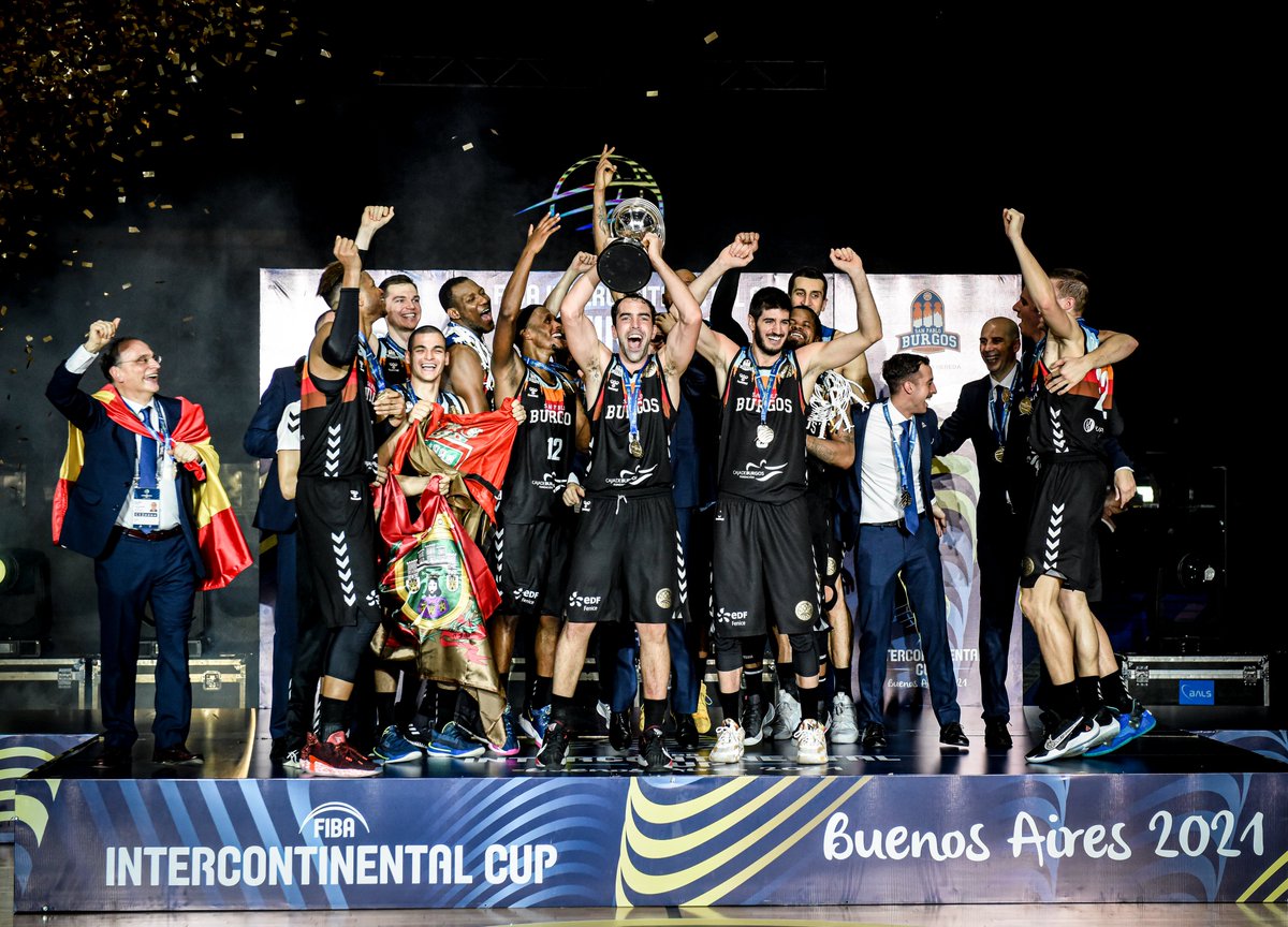 SanPabloBurgos's tweet photo. Hace 5 años, un equipo burgalés hizo historia en Buenos Aires 💫🏆

Feliz aniversario de la #IntercontinentalCup 💙

📸 @BasketballCL https://t.co/bsC9h2U9Q1