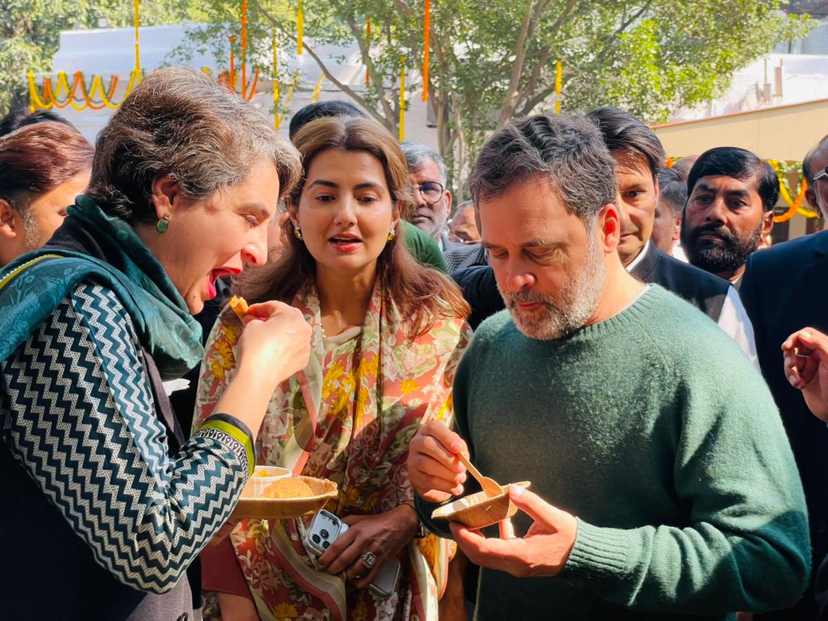 SanjayBalsmand's tweet photo. माँ तो माँ होती हैं ❤️

श्रीमती आशा हुड्डा जी नेता प्रतिपक्ष @RahulGandhi जी को आशीर्वाद देते हुए।
देश और प्रदेश की राजनीति में @DeependerSHooda ही असरदार है।👍💪 https://t.co/cG3YdIBxE4