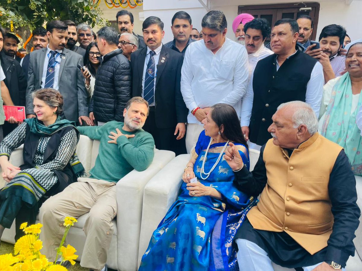 SanjayBalsmand's tweet photo. माँ तो माँ होती हैं ❤️

श्रीमती आशा हुड्डा जी नेता प्रतिपक्ष @RahulGandhi जी को आशीर्वाद देते हुए।
देश और प्रदेश की राजनीति में @DeependerSHooda ही असरदार है।👍💪 https://t.co/cG3YdIBxE4