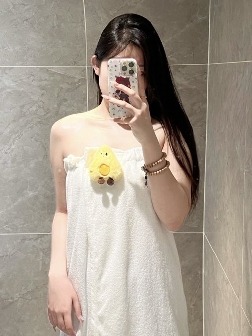ElenaX141's tweet photo. A winter hot shower is self care, warming skin, relaxing muscles, slowing time, and healing silently. ❄️🚿 https://t.co/xrSJz3SlnV